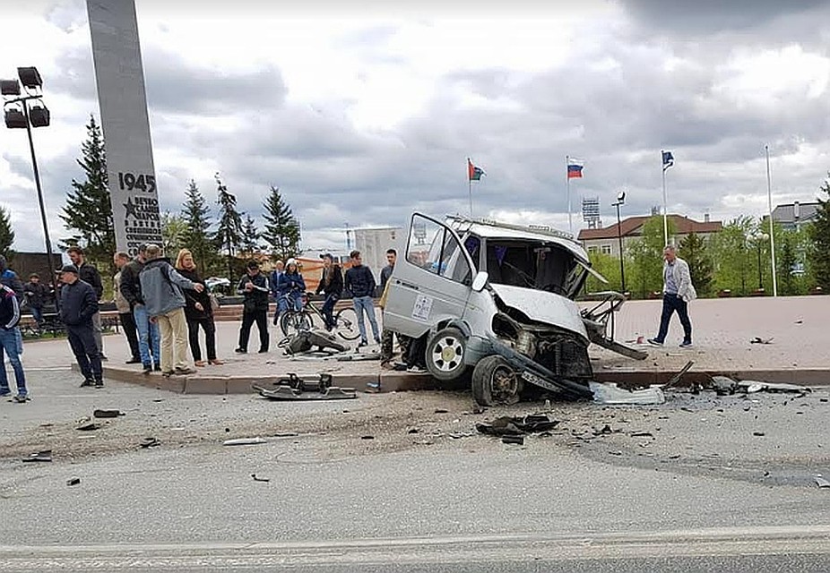 Жуткое ДТП у Моста влюбленных в Тюмени: водитель микроавтобуса скончался. Фото Виктора Мастерука facebook.com