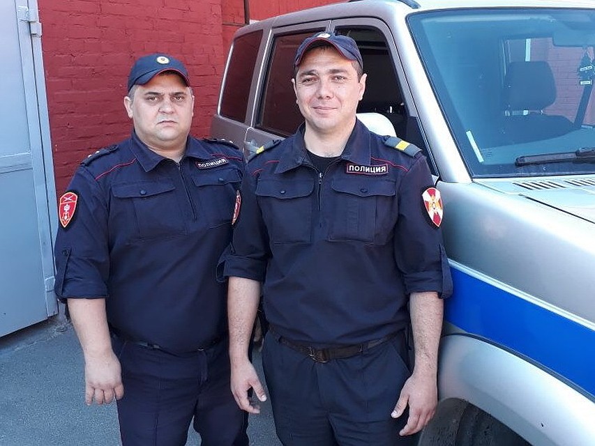 Бойцы Росгвардии прапорщик Виталий Трощалов и старший сержант Аслан Енамуков