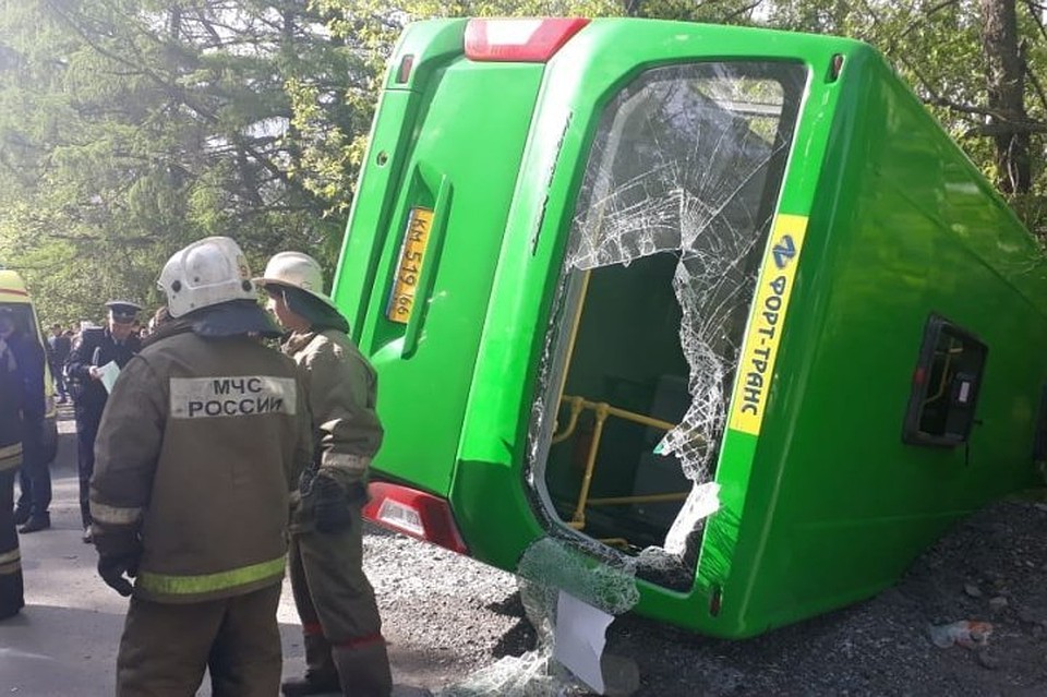 На Сибирском тракте автобус упал на бок, после столкновения с легковушкой