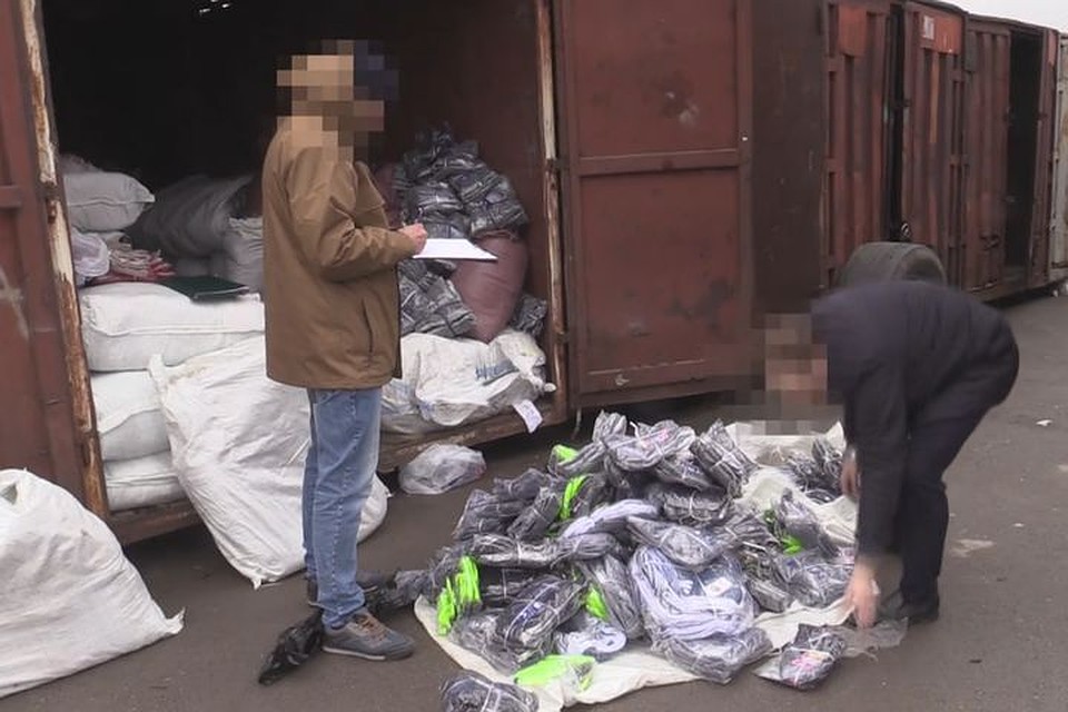 Полиция накрыла контейнеры с контрафактом.