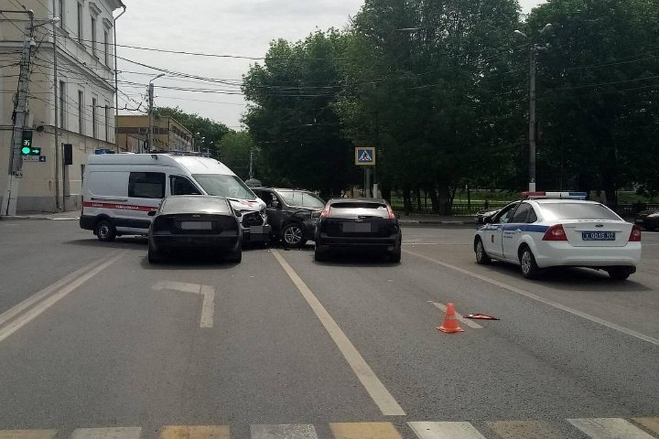 На перекрёстке столкнули три автомобиля Фото: УГИБДД РФ по Тверской области