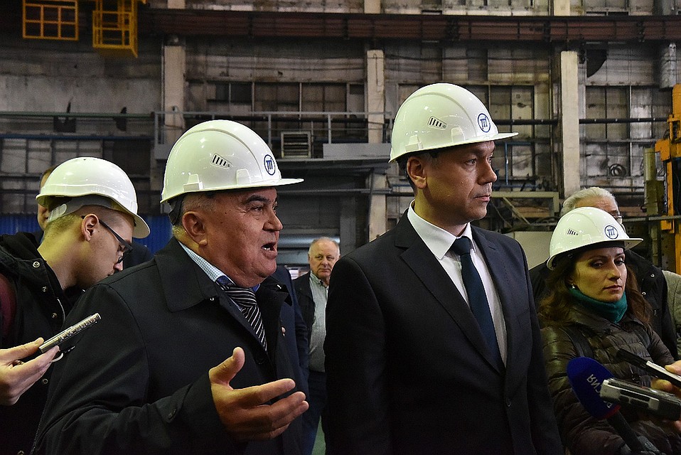 Для Андрея Травникова принципиально важен честный разговор с трудовым коллективом. Фото: пресс-служба правительства Новосибирской области.