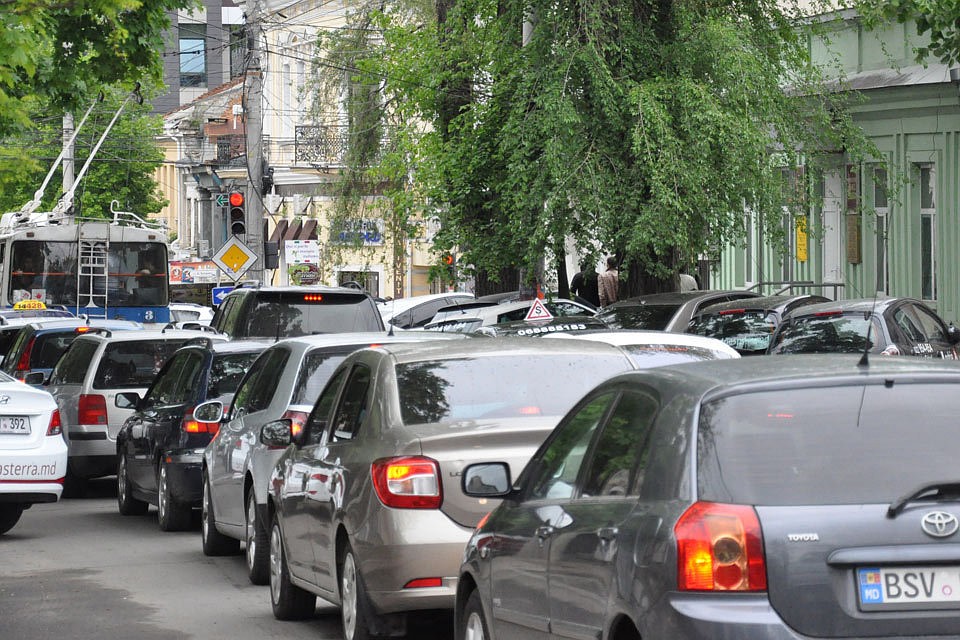В городе - большой транспортный поток.