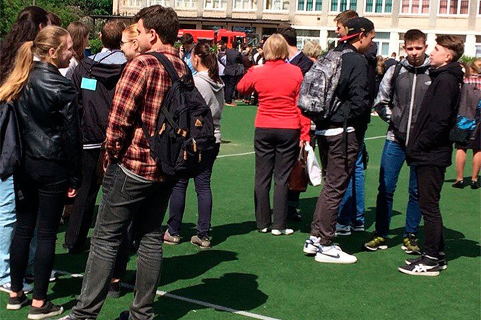 В одной из школ Санкт-Петербурга во время ЕГЭ эвакуировали учеников. Фото: vk.com/spb_today