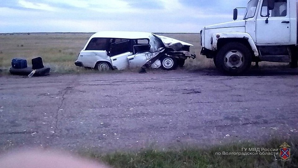 "Лада" выехала на встречную и врезалась в молоковоз