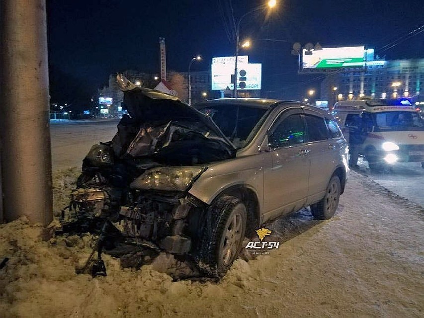 Машина наехала на людей, потом ее отбросило в столб.