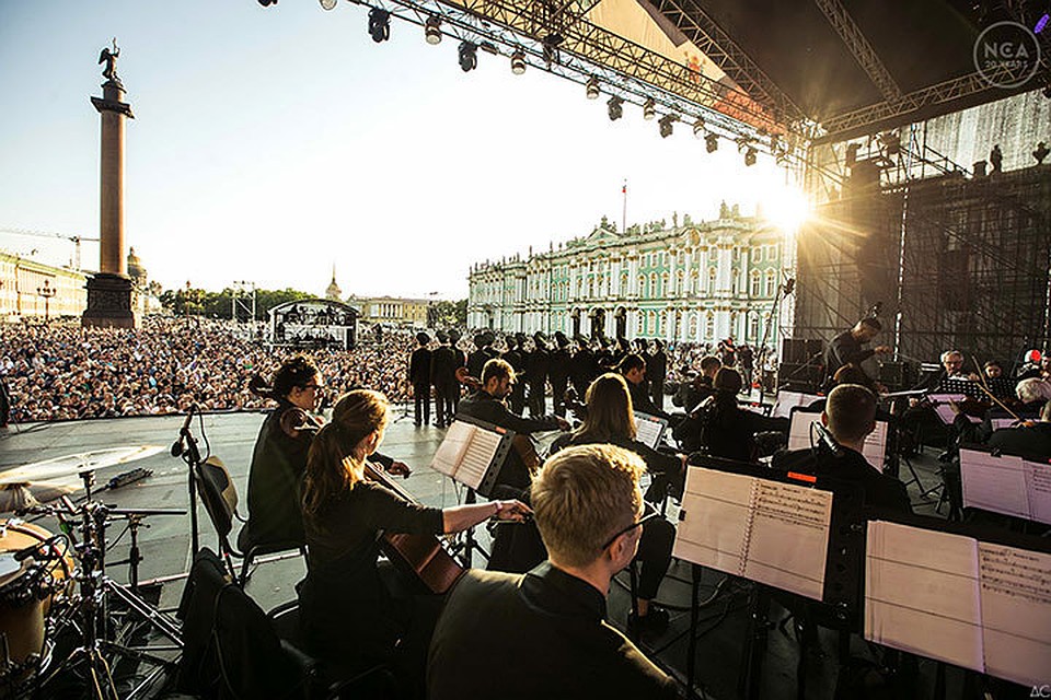 Фестиваль «Петербург live» привлек в этот день на Дворцовую площадь порядка 30 000 человек.