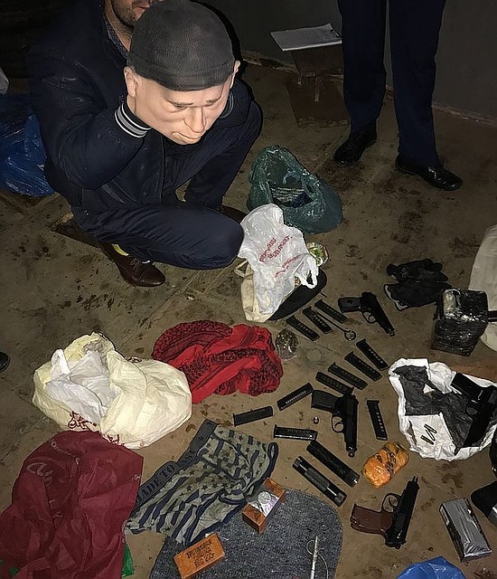 При задержании в гараже подозреваемых были изъяты не только боеприпасы, но и маски