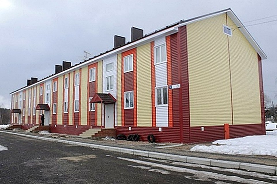 Жалобы на качество социального жилья в Умбе были массовыми. В результате последовали проверки со стороны прокуратуры и Следкома. Подрядчику пришлось ответить за хищения. Фото: www.onf.ru