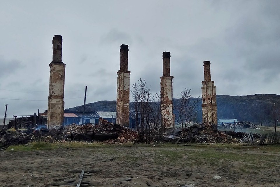 Печные трубы на фоне мрачного неба напомнили северянам фотохронику начала 1940-х годов. Фото: газета Моя Териберка (vk.com/my_teriberka)