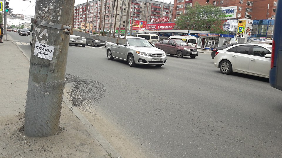 Вот так выглядит столб на остановке "Поселок Бабушкина" на улице Братьев Кашириных. Это - гостевой маршрут города.