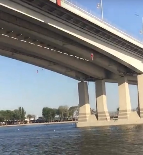 Молодой человек выжил, можно сказать. чудом. Фото: скрин с видео ВК, паблик "Это Ростов-на--Дону!"
