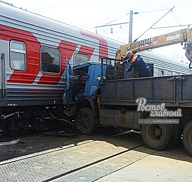 Судя по всему, грузовик влетел в поезд на приличной скорости. Фото: ВК, паблик "Ростов Главный".