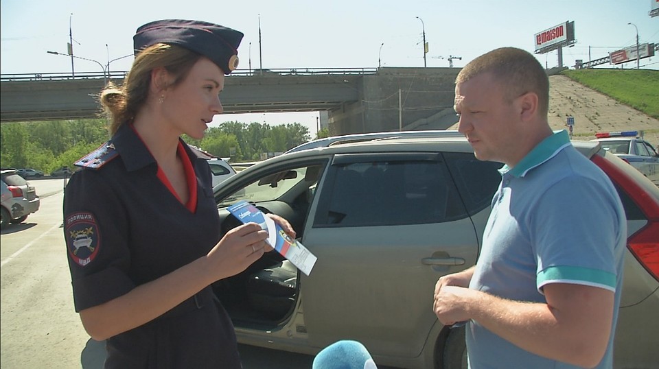 Сотрудники ГИБДД, раздавали наглядную агитацию, беседовали с детьми-пассажирами о безопасном поведении на дорогах.