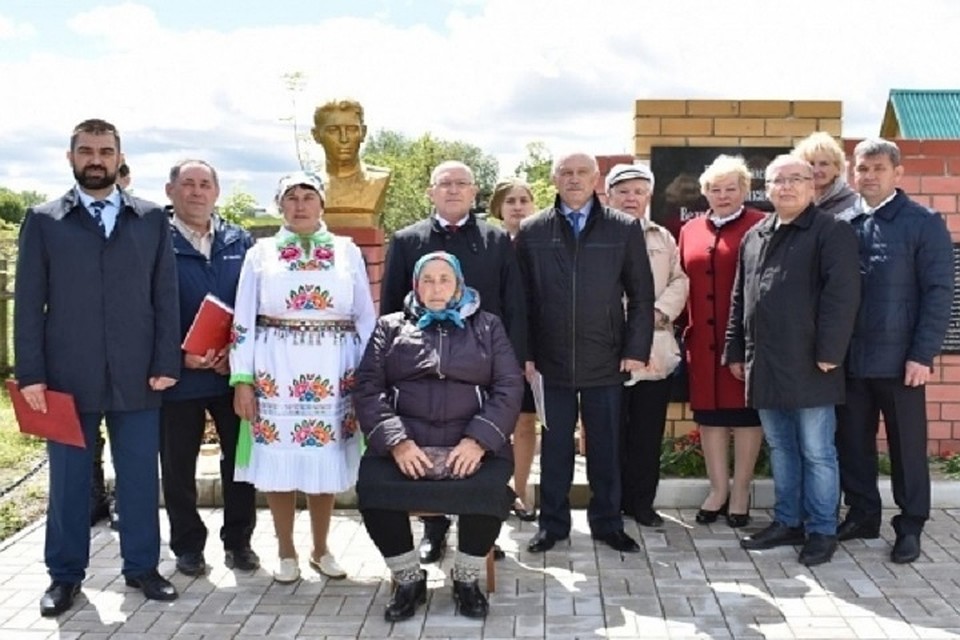 Во время церемонии открытия бюста