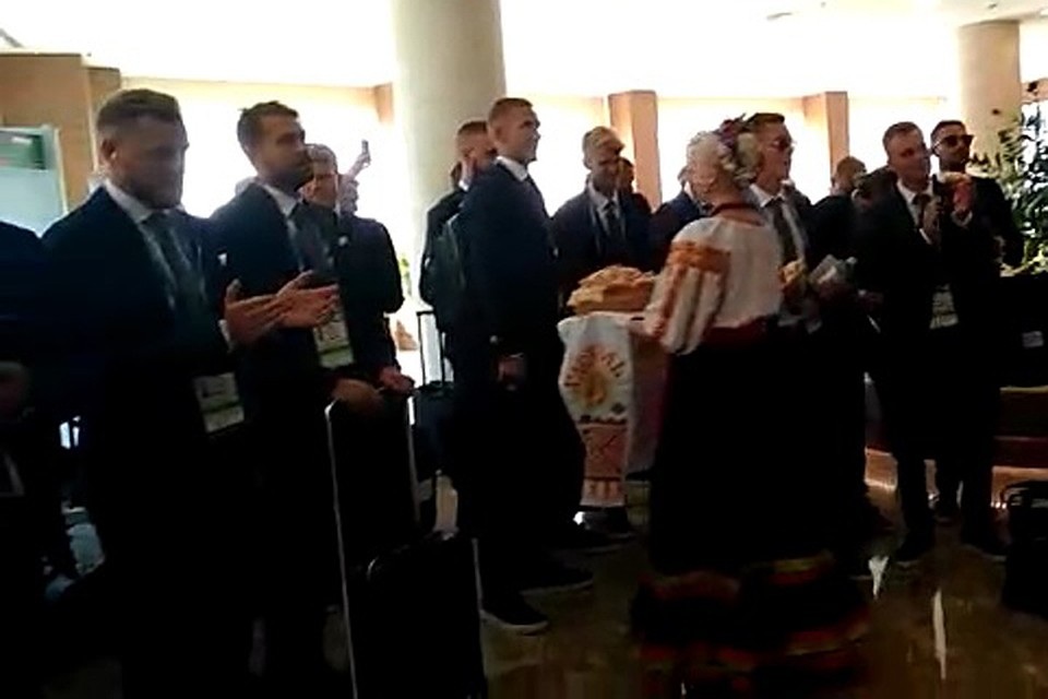 Сборную Швеции встретили с кубанским караваем