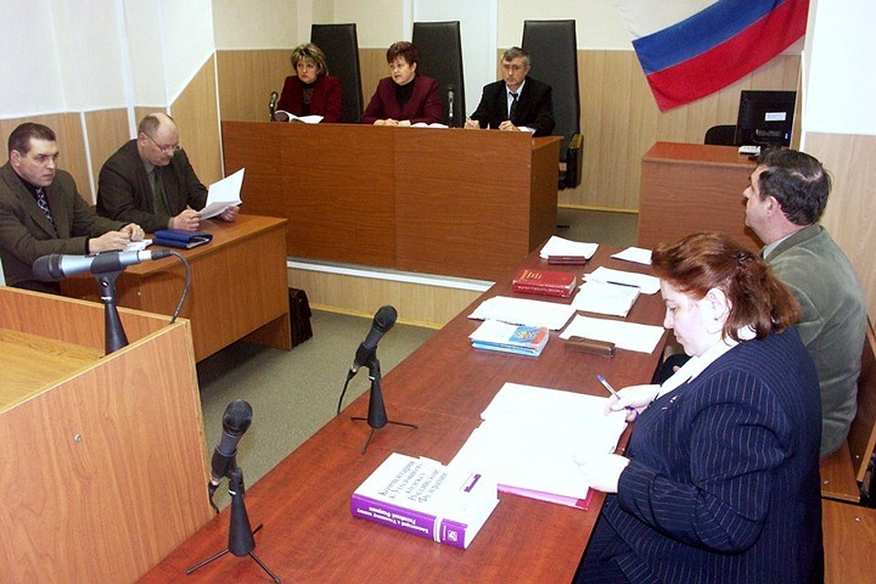 В Мурманской области сняли с должности главу муниципального предприятия. А все потому, что закон запрещает сочетать государственную коммерческую деятельность с обычной.