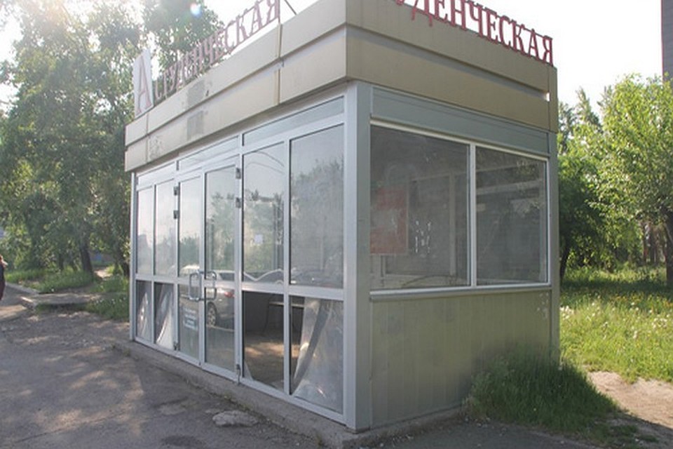 В Красноярске подростки разгромили остановку. Фото пресс-службы Свердловского района