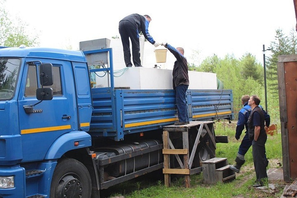 В Мурманской области в реку Умба выпускают мальков лосося (смолт). Рыбка выращена в искусственных условиях, но без проблем приспособиться к жизни на "дикой воде". Фото: управление по связям с общественностью "Кольской ГМК"