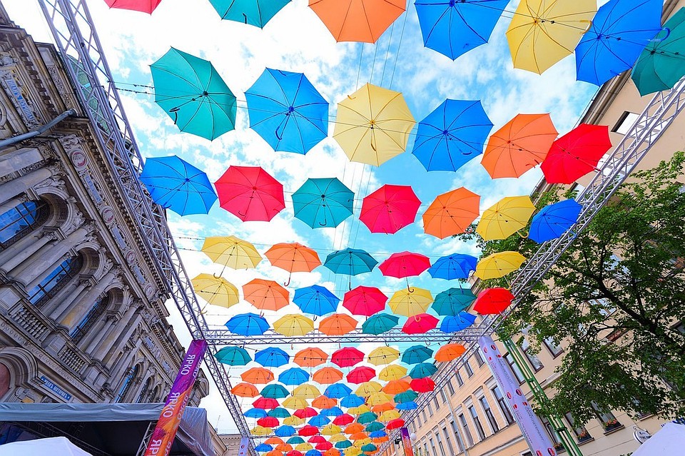 В Северной столице собирают деньги на "Аллею парящих зонтиков". Фото: vk.com/umbrellaskyspb