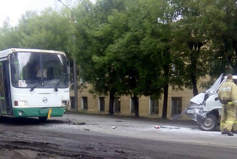 В Коминтерне лоб в лоб столкнулись два автобуса. Фото: vk.com/ky43_ubezhishe