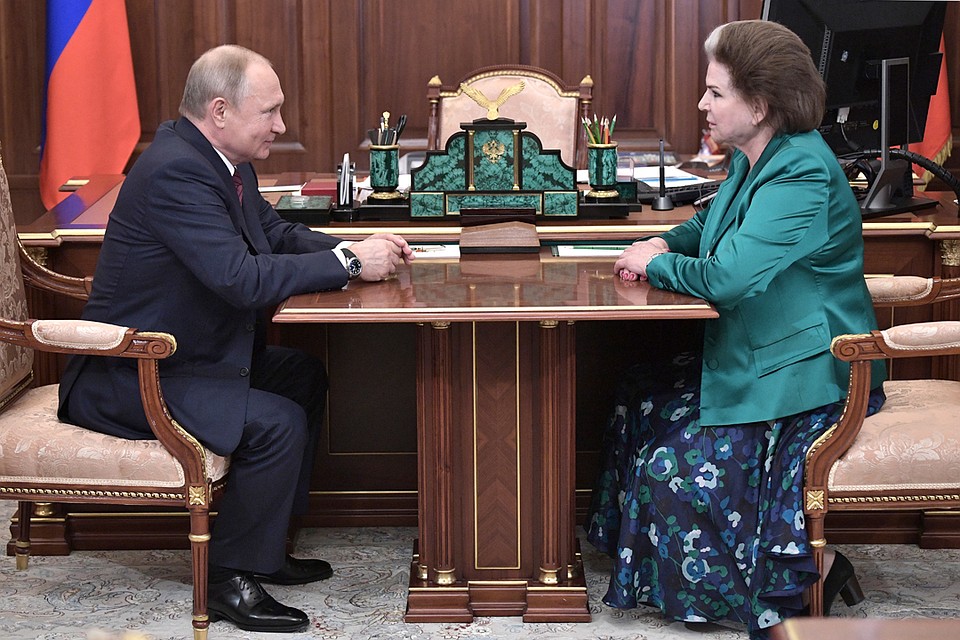 Путин поздравил Терешкову с юбилеем полета в космос. Фото: Алексей Никольский/ТАСС