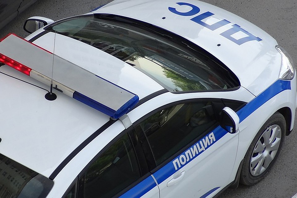 Два человека пострадали при падении автомобиля с моста в Москве