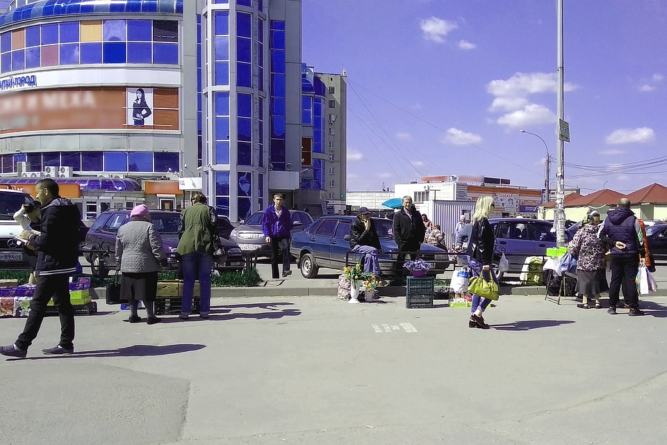 Семь человек торговали в неположенном месте