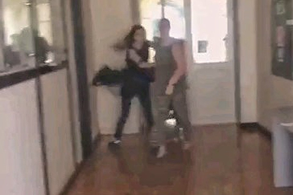 Кадр из видео с потасовкой в стенах вуза.