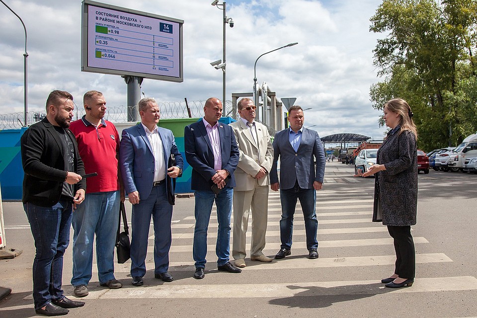 Гости ознакомились с работой новых установок, посетили современные биологические очистные сооружения «Биосфера», узнали о принципе работы автоматизированной системы мониторинга воздуха. Фото: Родион БАРАНОВ