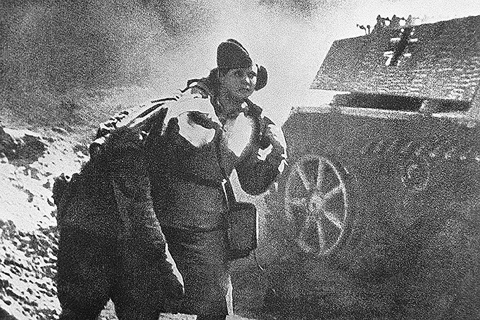 Медсестра выводит раненого с поля боя, 1944 год. Фото: Георгий Коновалов/Фотохроника ТАСС