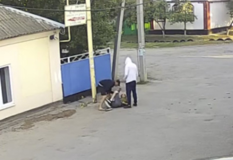 Несчастного избили до потери сознания. Фото: стоп-кадр видео