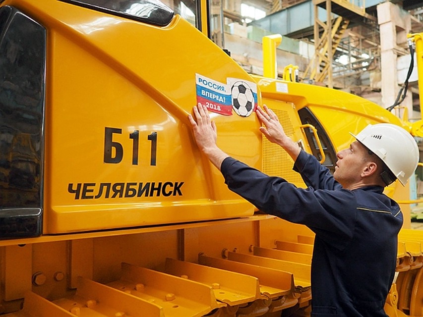 Пока тракторостроители охватили футбольным «тюнингом» 11 машин. Фото: пресс-служба ЧТЗ.