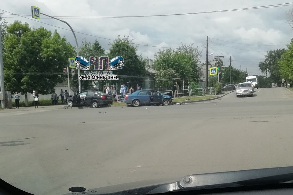 В машине сидели двое детей, все живы. Фото: группа во ВКонтакте «ЧП | ДТП Челябинск».