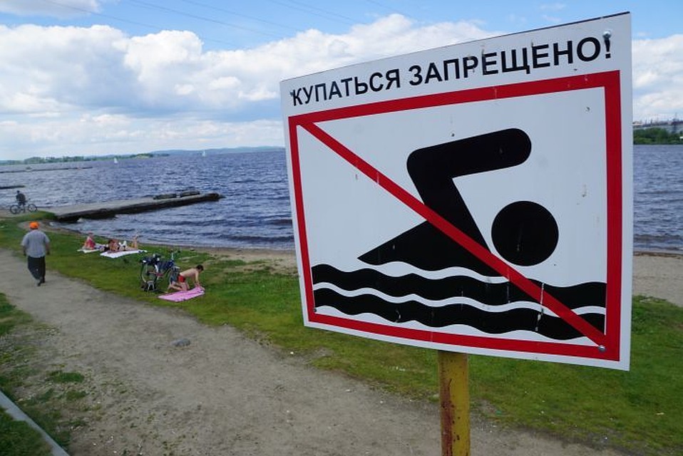 В какой-то момент купающийся мальчик понял, что силы у него заканчивается, и стал звать на помощь.