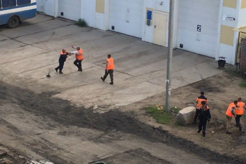 Горожане говорят: мат во время побоища рабочих стоял на всю округу.
