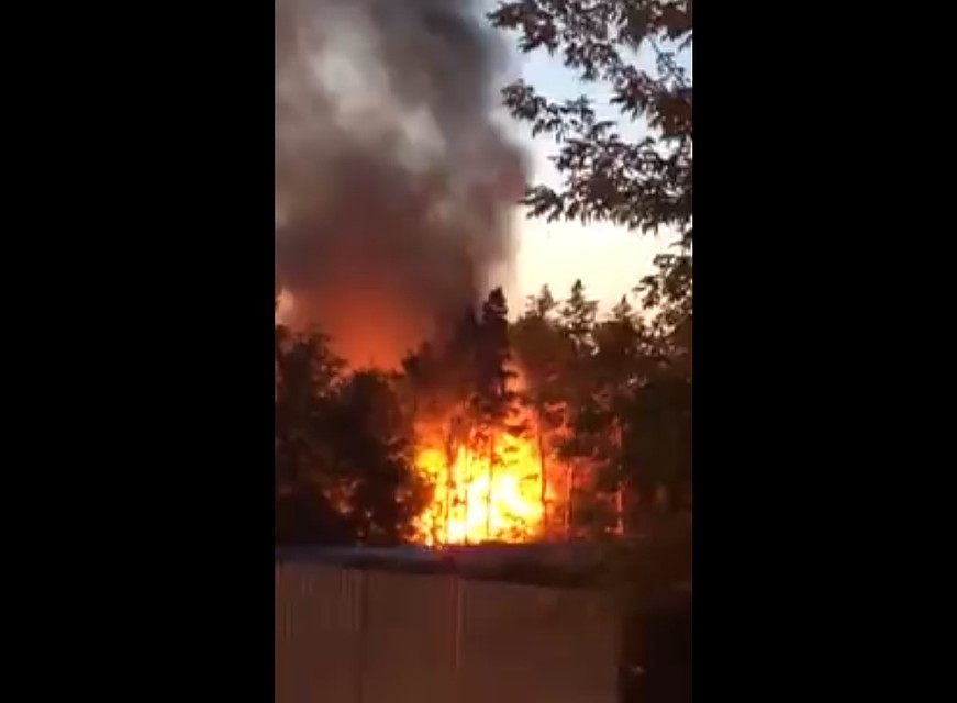 Огонь и столб дыма были видны издалека