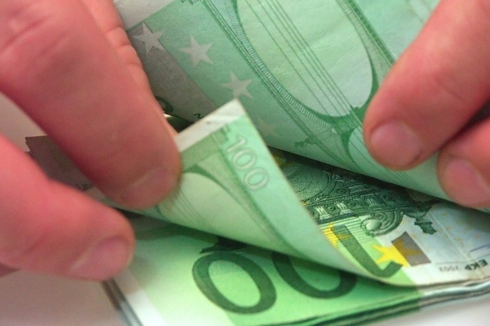 Житель Канн забыл перед продажей вынуть из комода деньги