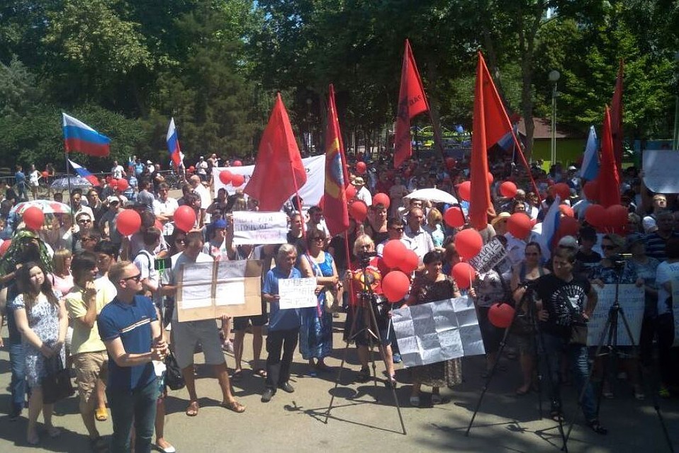 На митинг собрались около ста человек.