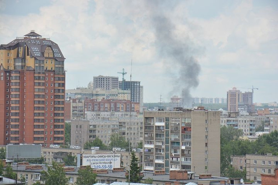 Столб дыма над Калининским районом.