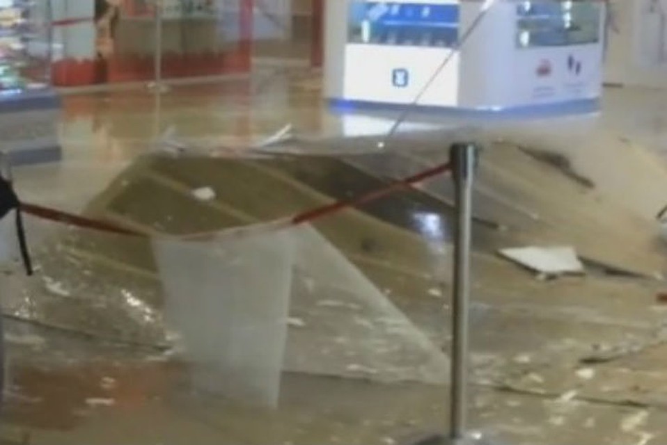 Ливень в Иркутске: в ТРЦ «Сильвермолл» обвалился потолок. Фото: скриншот с видео