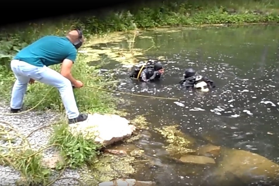 Спасатели-водолазы вытаскивают из водоема тело подростка. Фото: vk.com/mass54