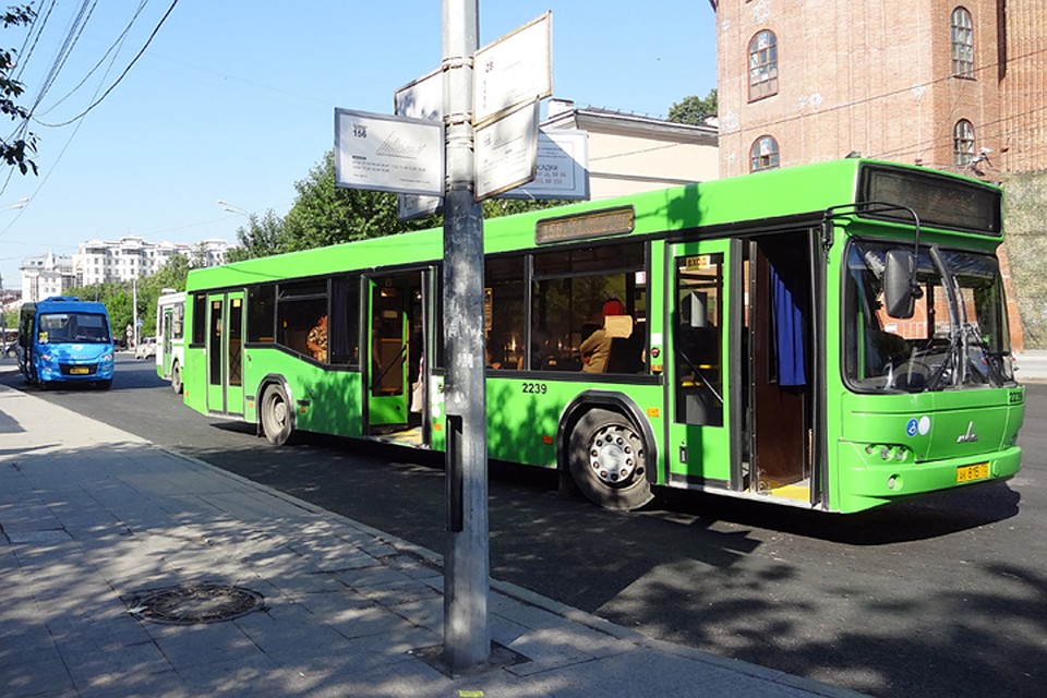 В 30-градусную жару тюменские автобусы превратились в настоящую душегубку