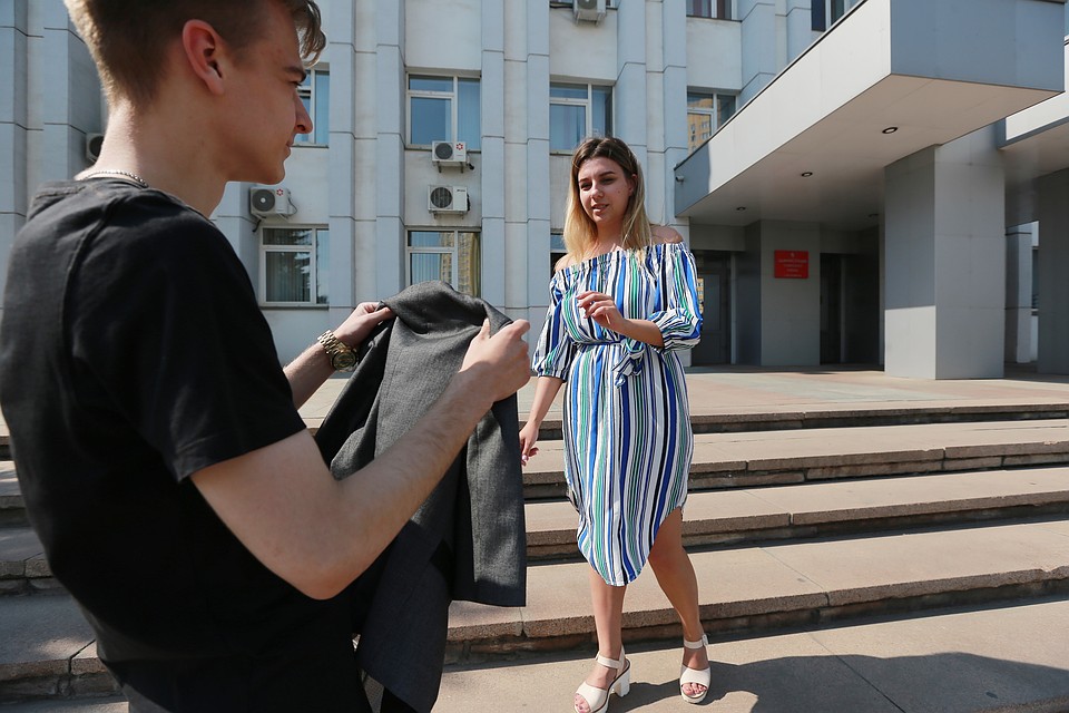 Посетителей в майках, шортах и сланцах не пустили в районную администрацию.