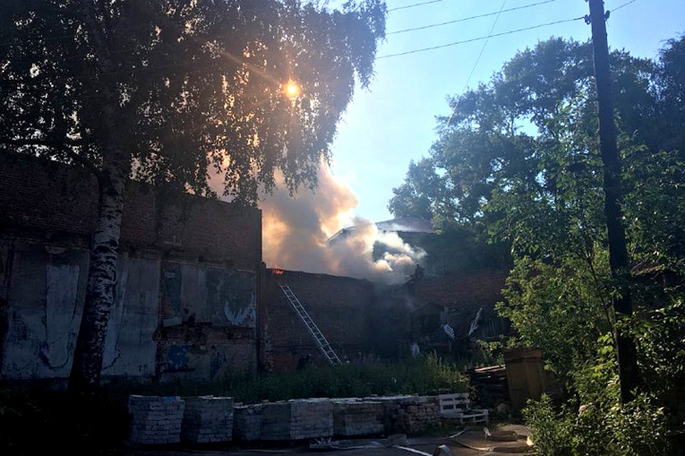 На сбивание пламени у пожарных ушло не меньше получаса
