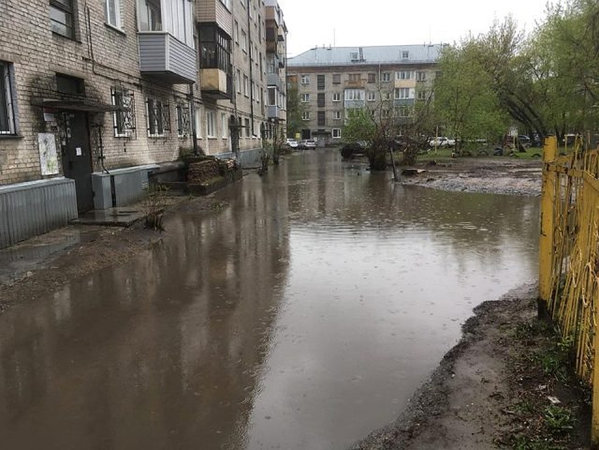 Барнаульцы жалуются на затопленный двор на улице Деповской. Фото: Ивана Хаустова
