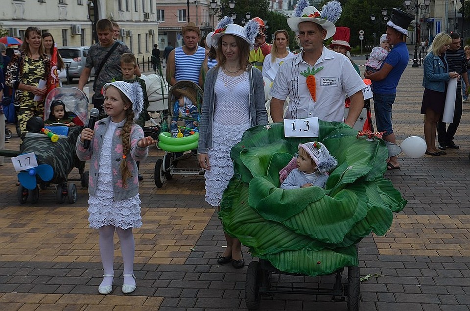 Традиционный конкурс колясок.
