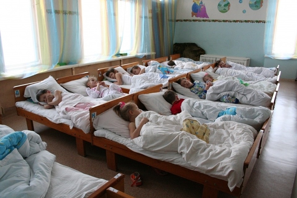 Один день пребывания ребенка в детском саду стоит около ста рублей.