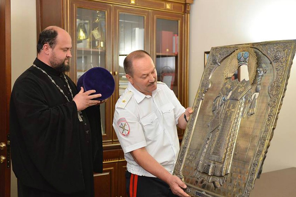 Уникальный оклад иконы Феодосия Черниговского в Туле вручал отцу Михаилу начальник УМВД Сергей Галкин. Фото: Андрей ЯРЦЕВ