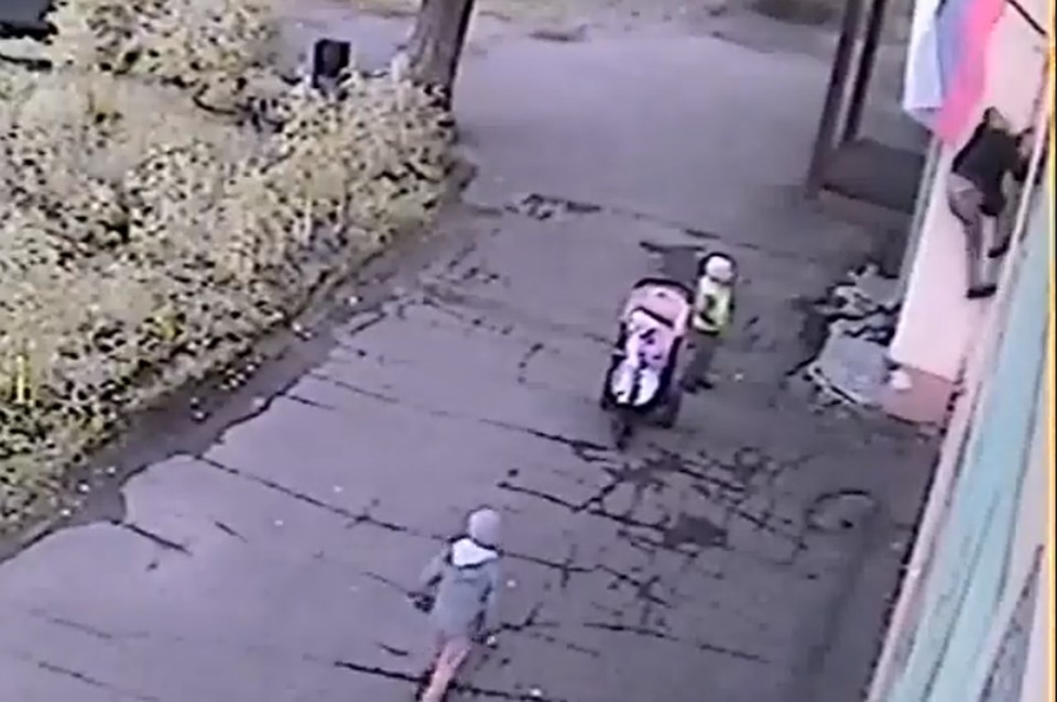Многодетный отец украл флаг в Ярославле, чтобы пойти с ним на футбол. Фото: скриншот с видео из соцсетей Захара Кармалиты.